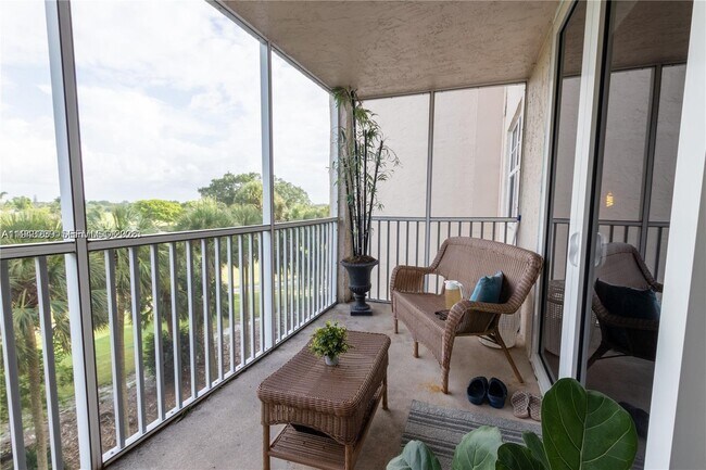 Building Photo - 250 Jacaranda Dr