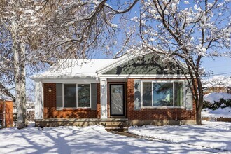 Building Photo - Beautifully Updated 3-Bedroom Home with Mo...