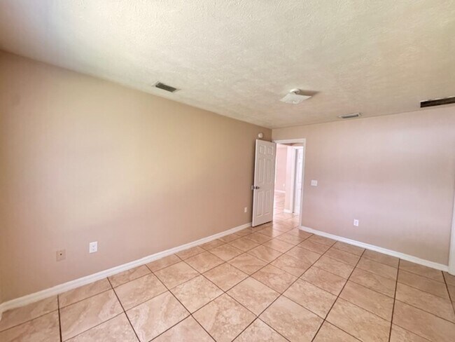 Building Photo - THIS IS NOT AVAILABLE FOR SHOWING UNTIL MI...