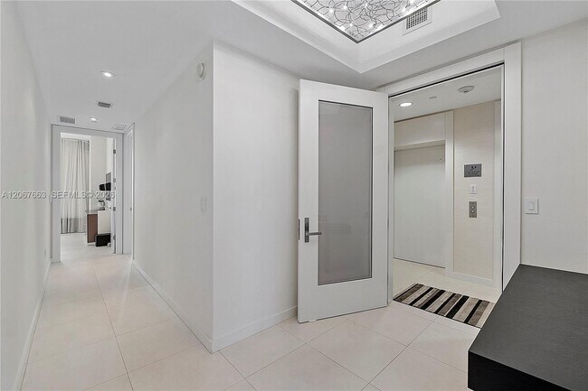 Building Photo - 15811 Collins Ave