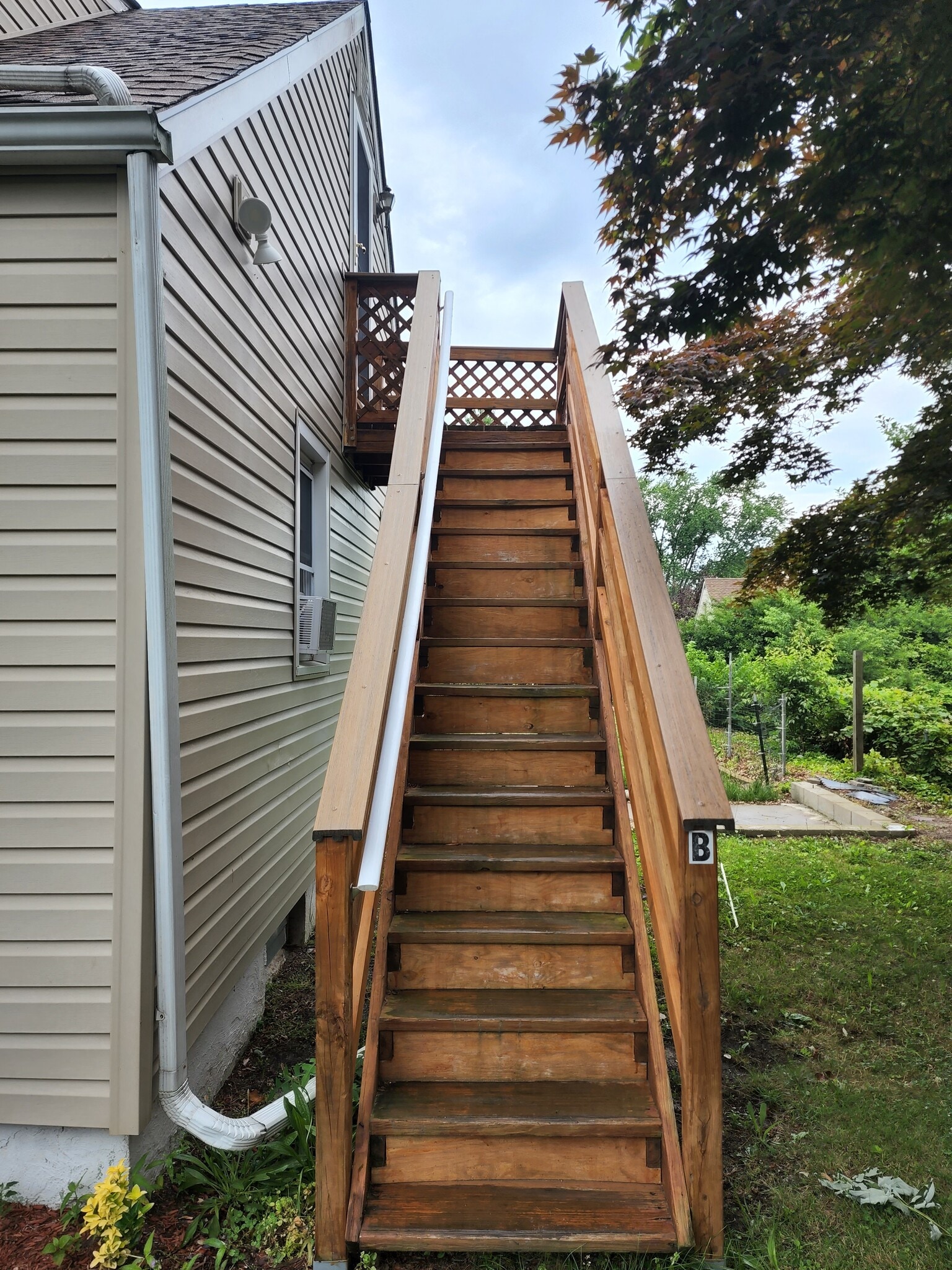 Stairs on side of property. - 1918 Rosemore Ave