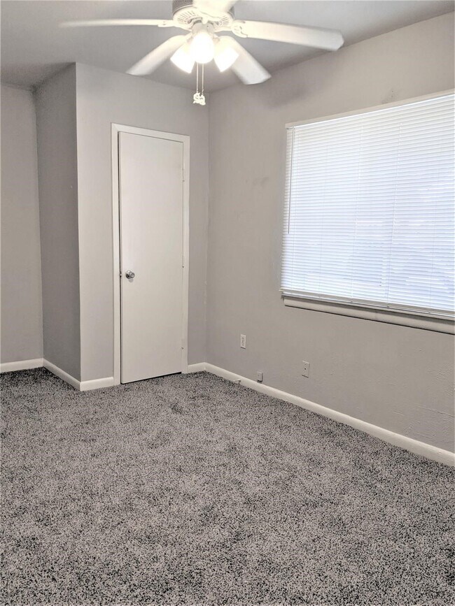 Building Photo - 704 E 22nd St