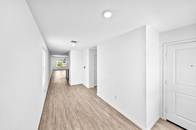 Building Photo - UP TO 1 MONTH FREE RENT!!! No Stairs, No Carpet, No Compromises.