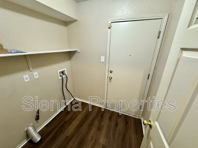 Building Photo - 909 House Creek Dr