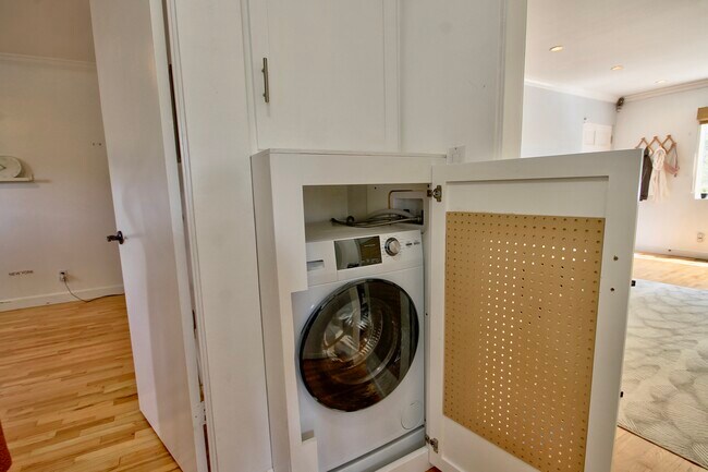 Building Photo - 631 Pacific St