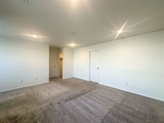 Building Photo - East Facing 3bd 2.5ba paired home in Sende...