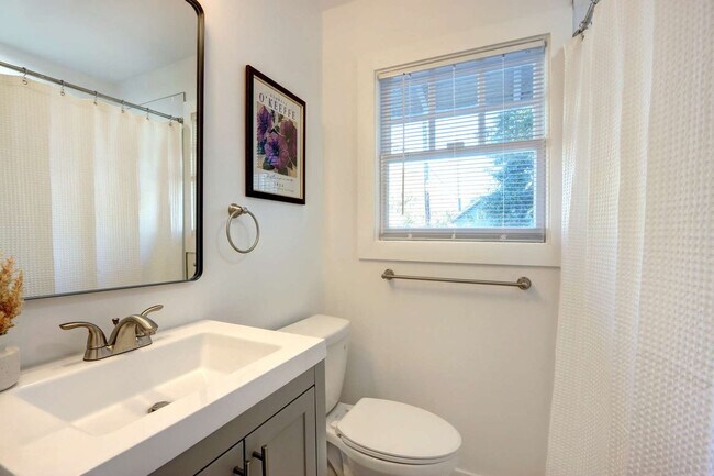 Building Photo - 306 E Victory Dr