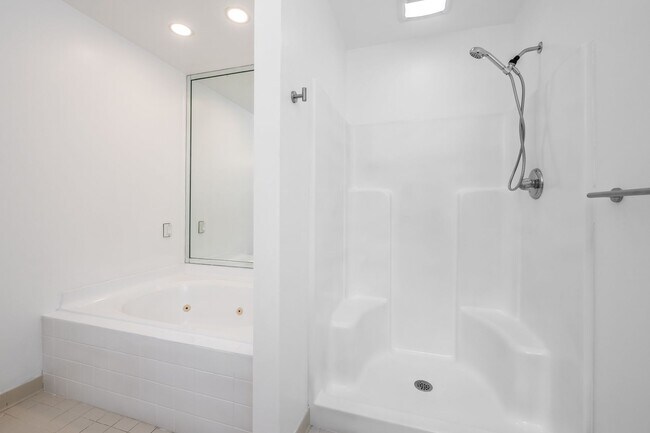 Building Photo - 5 Bedroom, 2.5 Bath Home for Rent in Salem Woods