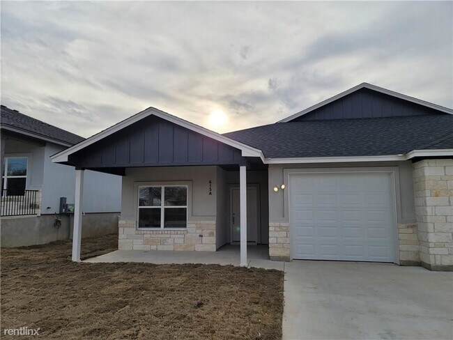 Building Photo - 3 br, 2 bath Duplex - 615 County Road 306 A A