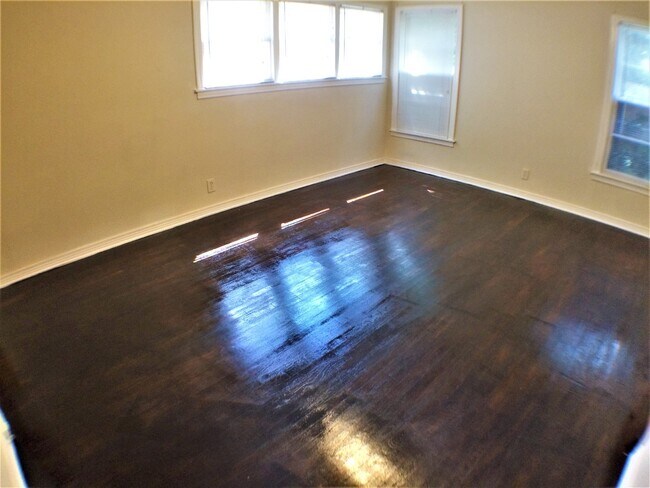 Building Photo - 4 Bed 2 Bath Home  w New Upgrades in Halto...
