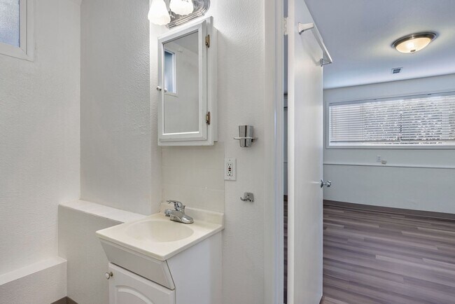 Building Photo - 1 Bed 1 Bath in Prime NW District!