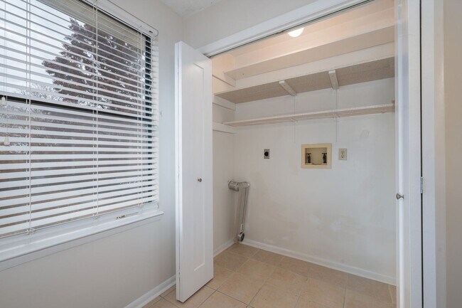 Building Photo - 3 Bedrooms with Full Basement on Corner Lot!