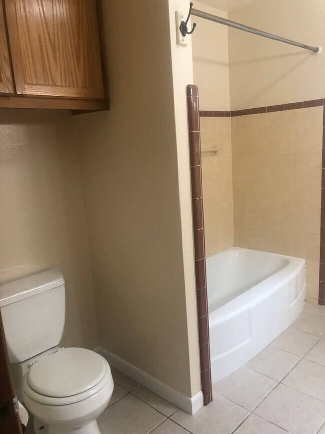 Building Photo - Stylish 4 bedroom 1.5 bath in SE Salem