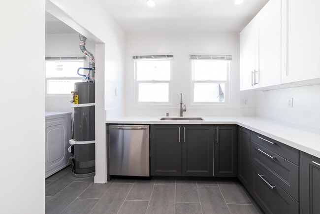 Building Photo - 5065 Edgewood Pl