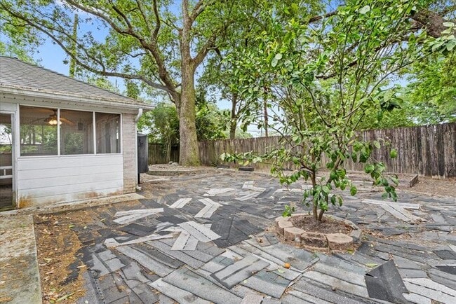 Building Photo - 11027 Oakcrest Dr
