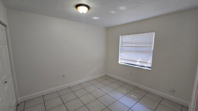 Building Photo - 6134 SW 40th Ct