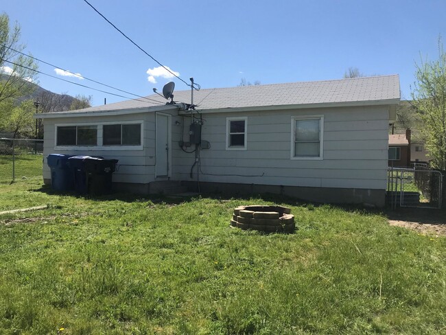 Building Photo - 3 Bedroom House with Garage