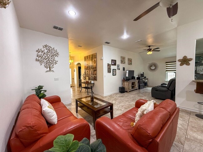 Building Photo - 208 Chisos Oak Dr