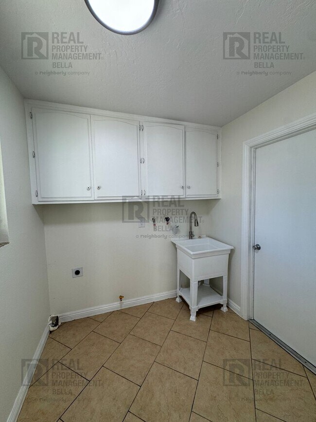 Building Photo - Spacious Single-Story 7-Bedroom Home with Open Layout & Abundant Natural Light