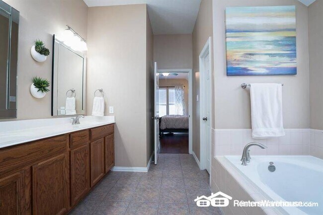 Building Photo - Stunning 3 bedroom, 2 bath in ideal location!
