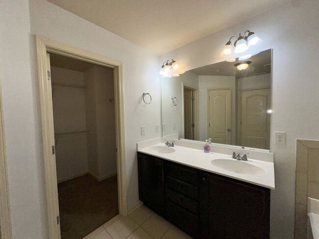 Building Photo - 2249 Knoxhill View