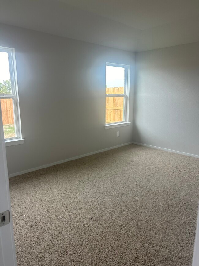 Building Photo - 329 Pickel Dr