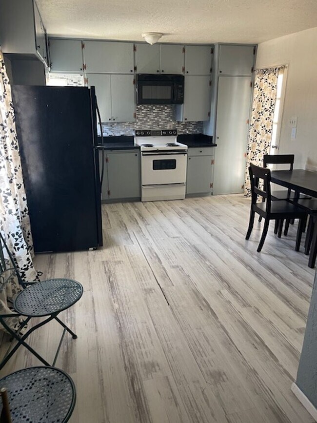 Building Photo - 1023 N Mesa