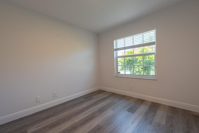Building Photo - 10651 Buttonwood Lake Dr