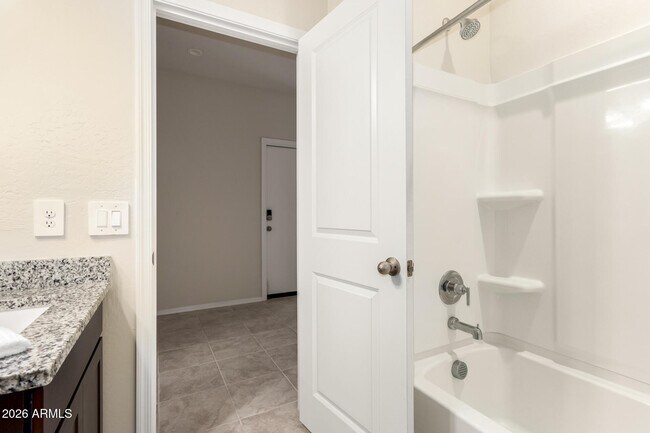 Building Photo - 5065 E Emery Rd