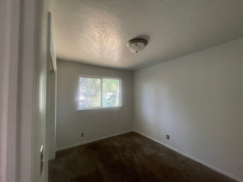 Building Photo - 266 W 750 S