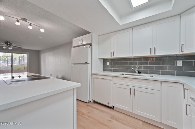 Building Photo - 11044 N 28th Dr