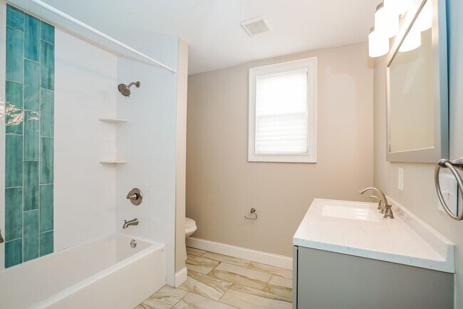 Building Photo - 764-766 Kelton Ave