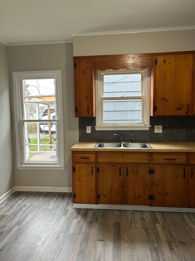 Building Photo - 112 W 3rd St N