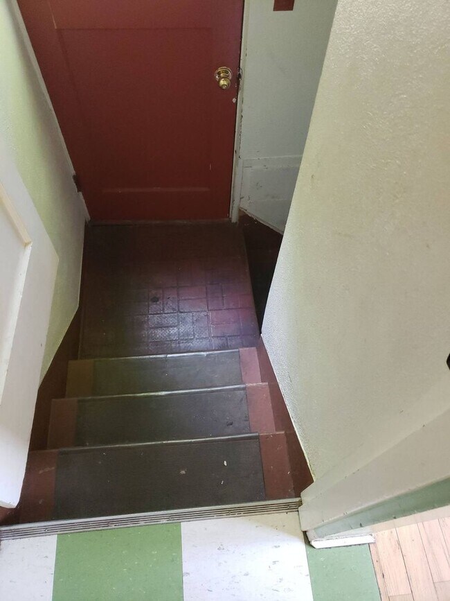 Building Photo - 1005 NE D St