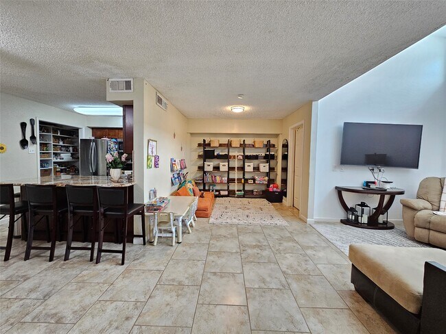 Building Photo - 1806 Saxony Ln