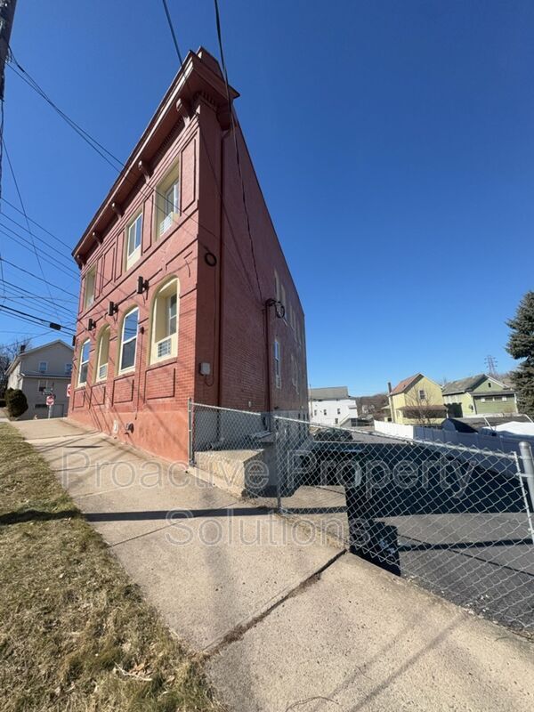 Building Photo - 730 N Main St