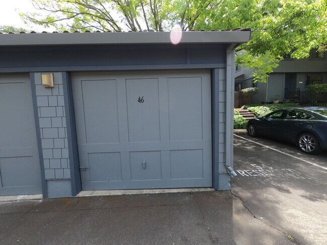 Building Photo - SPACIOUS 3 BED  2.5 BATH END UNIT TOWNHOME IN SAN MARIN VALLEY