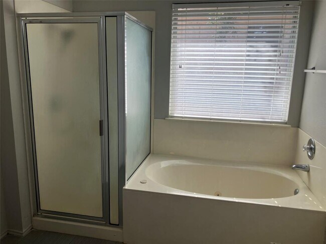 Building Photo - 1209 Wood Creek Dr