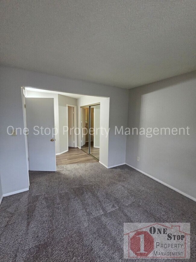 Building Photo - Renovated 3-bedroom, 2-bathroom home in Lee's Summit!