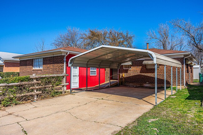 Primary Photo - 4 Bedroom 1.5 Bath Home Near I-240 and I-3...