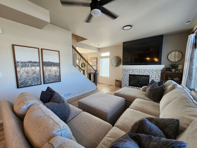 Building Photo - Beautiful, Modern 3 Bed 3 Bath Home in Ban...