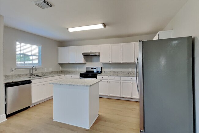 Building Photo - 29402 Legends Hill Dr