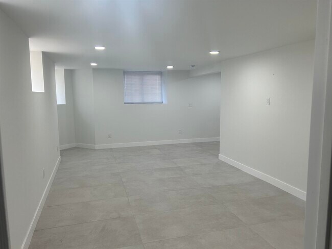 Building Photo - 437 Bramhall Ave