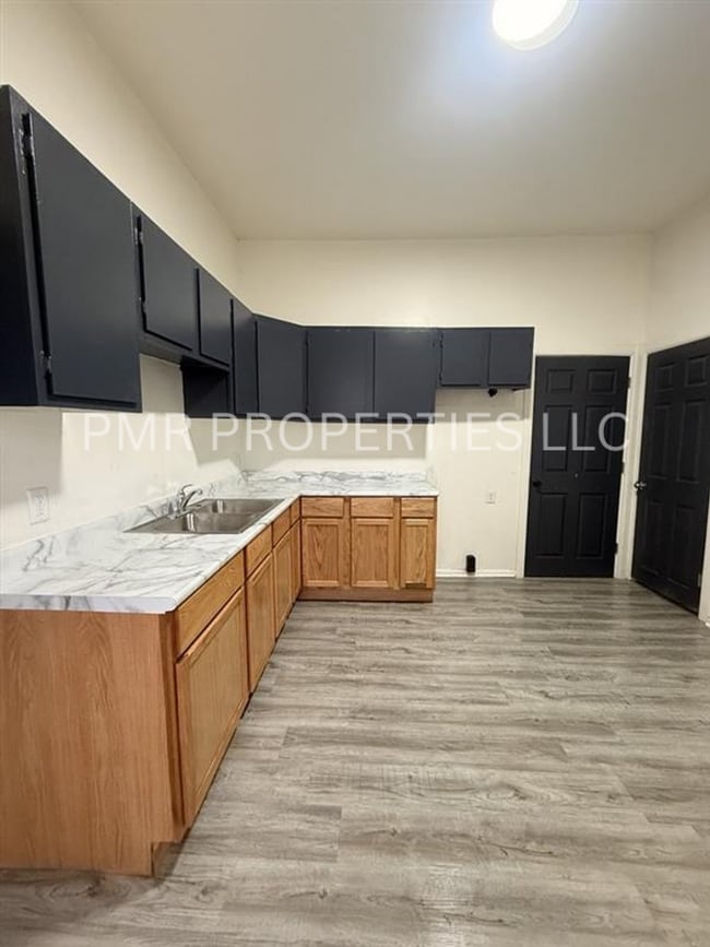 Building Photo - 2 Bedroom/ 1 Bathroom- House