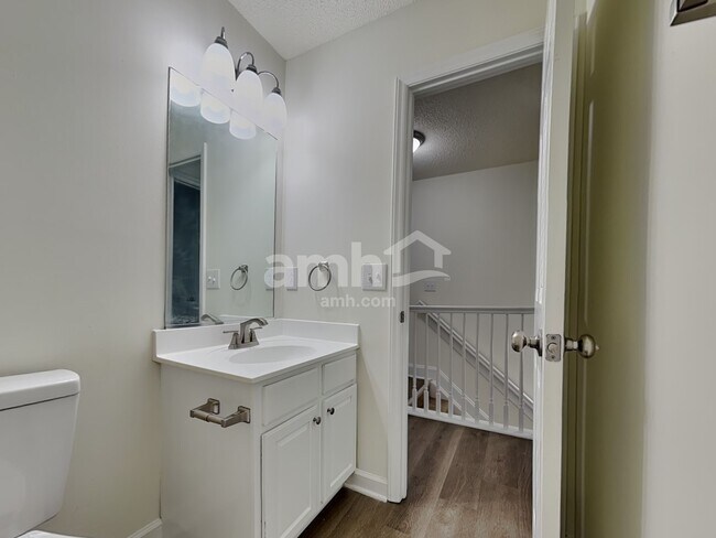 Building Photo - 105 Village Club Ln