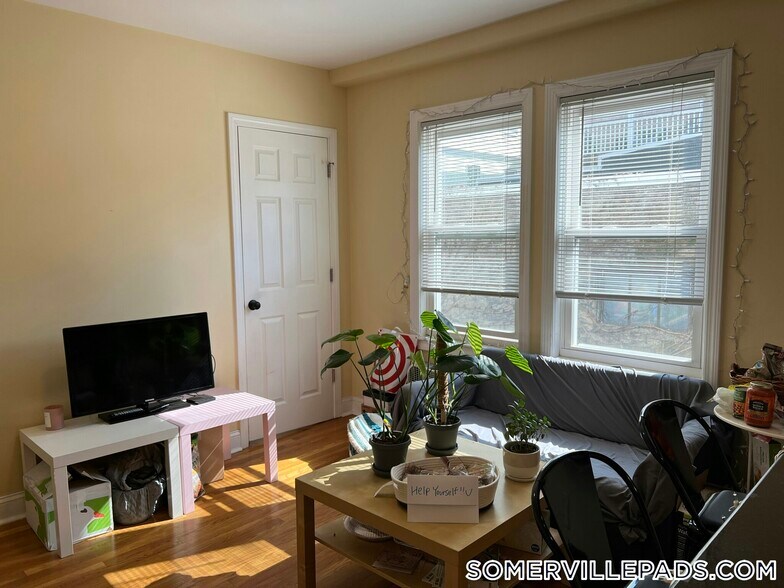 Building Photo - 16-18 Silvey Place