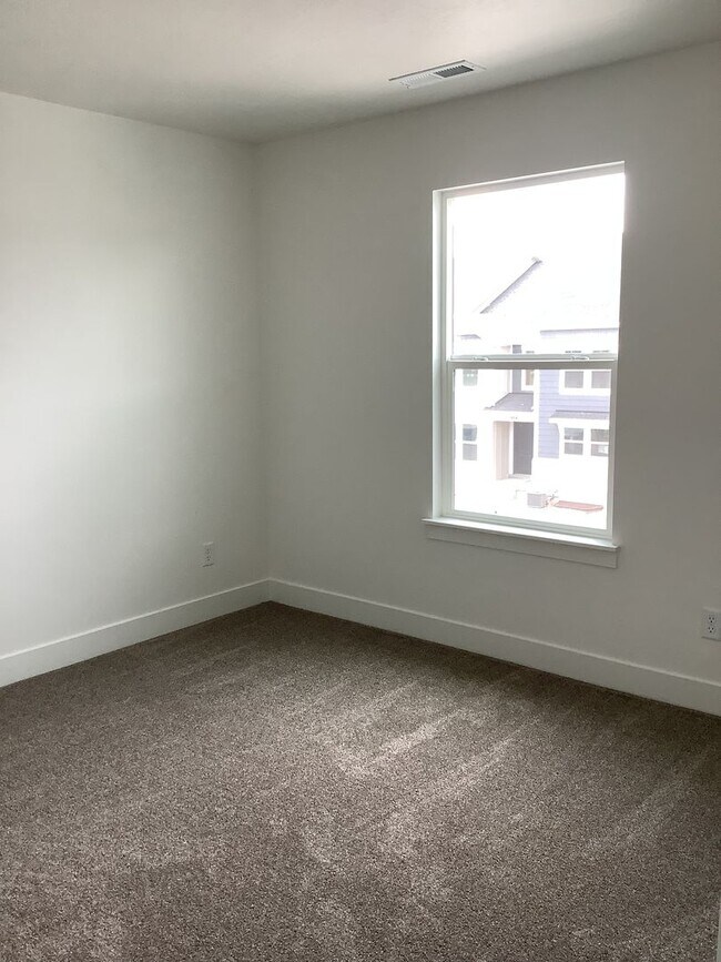 Building Photo - FREE FIRST MONTH'S RENT - New Construction Townhome Located in Prime Saratoga Springs Location.