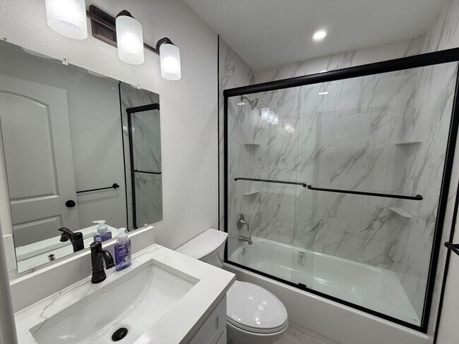 Building Photo - 1255 Valencia Ln