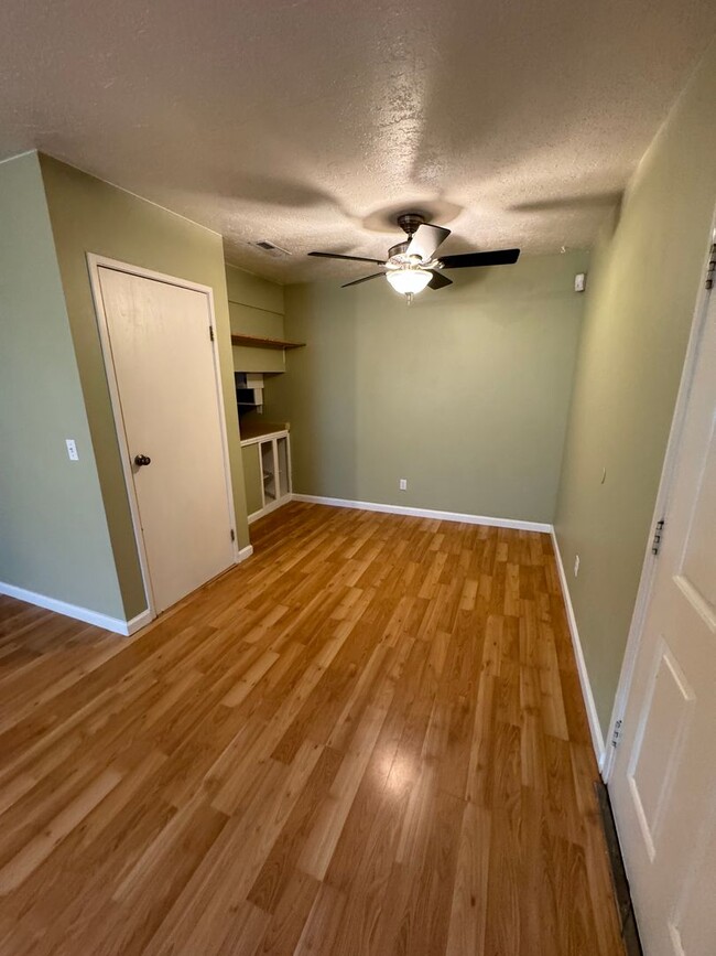 Building Photo - Available now! 2 bedroom 1 bath!