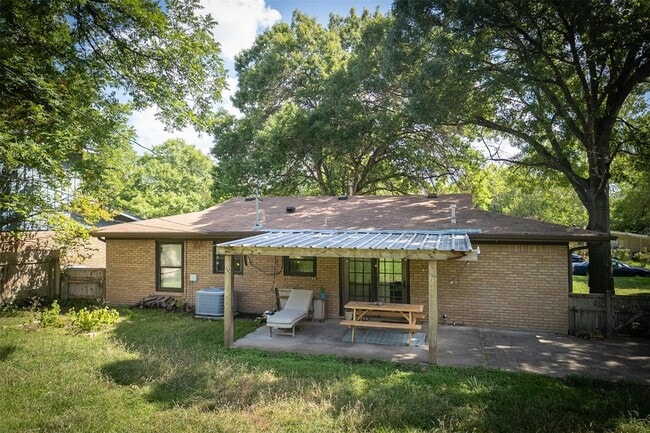 Building Photo - 1306 Ridgemont Dr